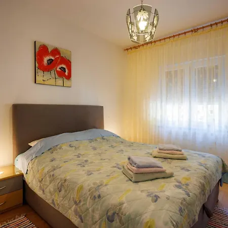 Beachfront Cozy Krk With Balcony Apartment