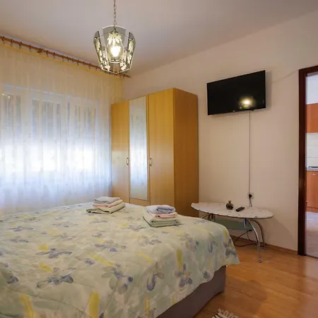 Beachfront Cozy Krk With Balcony