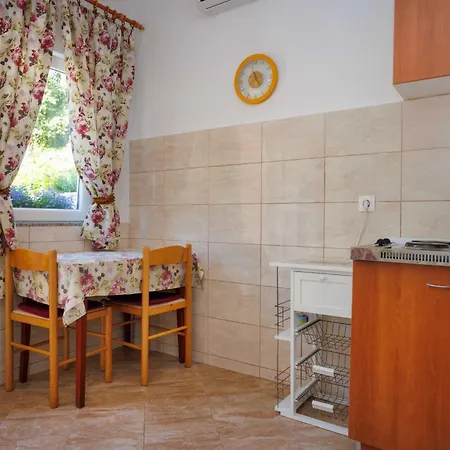 Beachfront Cozy Krk With Balcony Apartamento