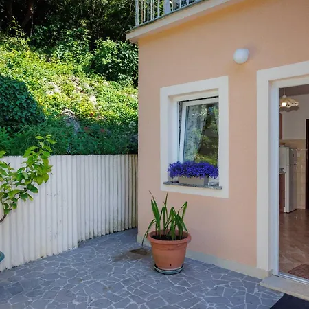 Beachfront Cozy Krk With Balcony